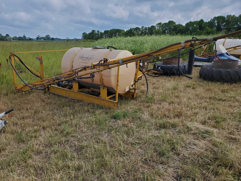 (I-68A) PICK UP BOX SPRAYER, HOLE IN TANK