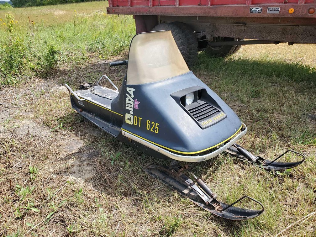 (I-85A) JOHN DEERE JDX4 SNOWMOBILE, UNKNOWN CONDITION