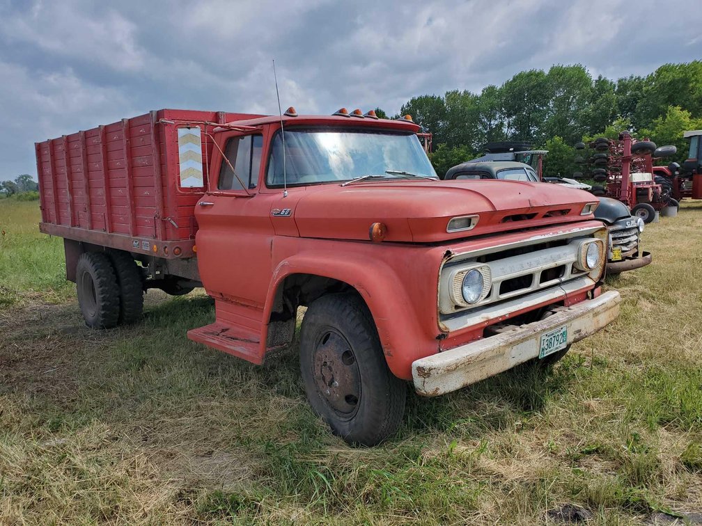 (I-86A) CHEVY 60 GRAIN TRUCK, WOODEN BOX, SINGLE AXLE DUALS, 13,722 MILES SHOWING, SELLER STATES RUN