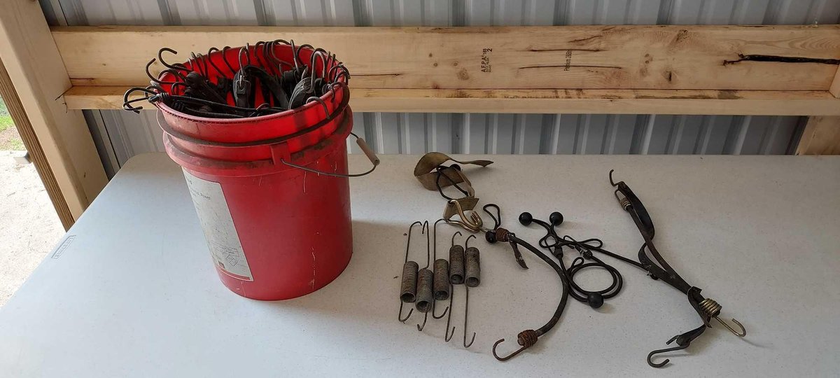 LARGE ASSORTMENT OF BUNGEE STRAPS, AND TIE DOWNS