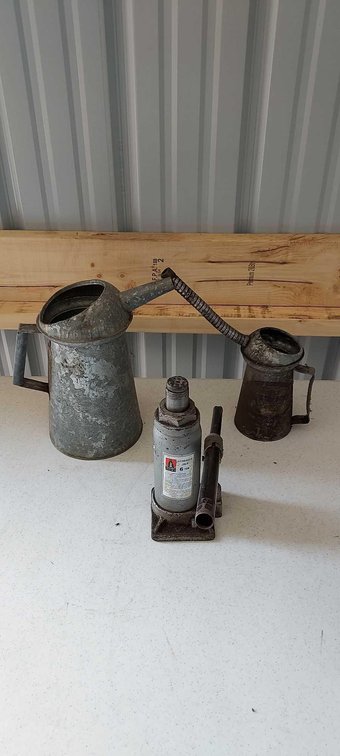 [2] VINTAGE OIL CANS, AND 6 TON BOTTLE JACK