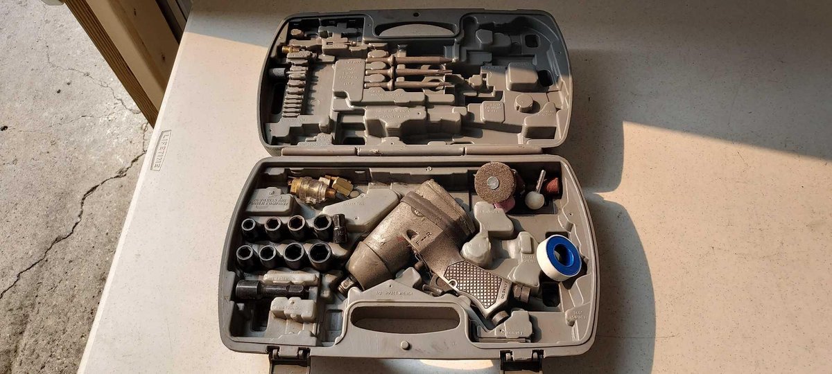 DEVILBISS 3/8" AIR IMPACT W/CASE & ACCESSORIES