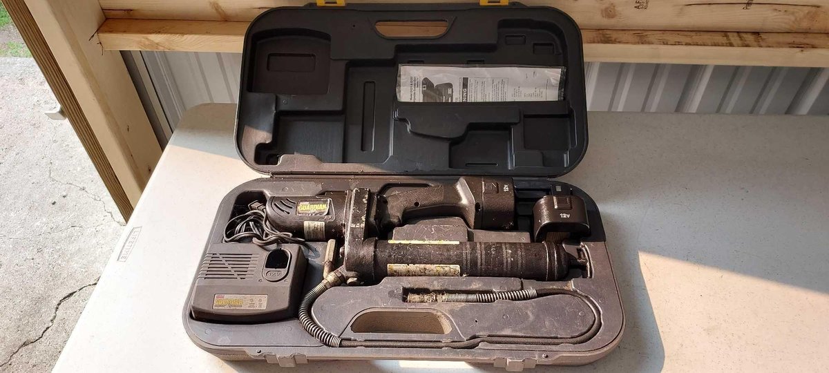LINCOLN CORDLESS GREASE GUN W/CASE