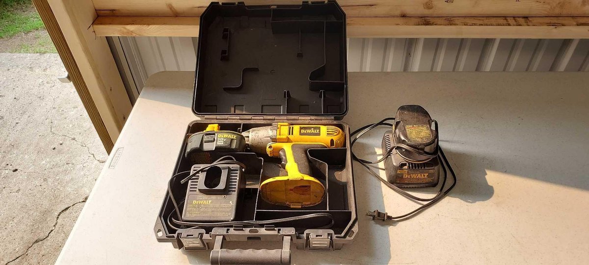 DEWALT 1/2" 18V CORDLESS IMPACT W/CASE