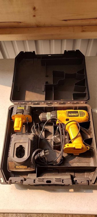DEWALT 12V CORDLESS DRILL W/CASE