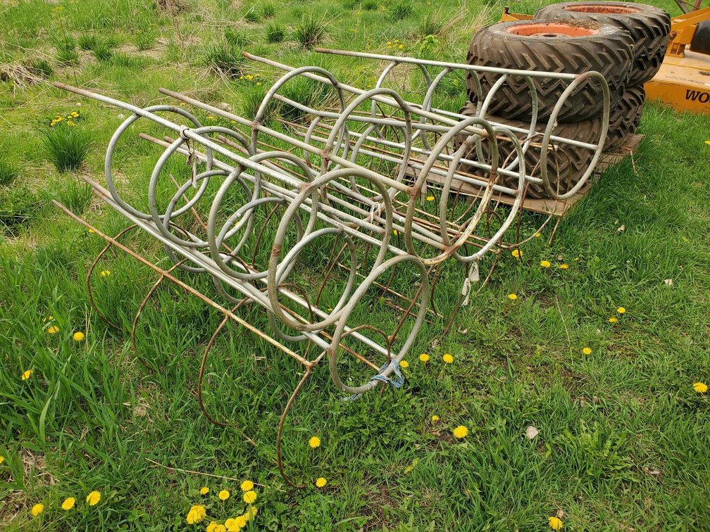 ASSORTMENT OF HEAVY DUTY TOMATO CAGES