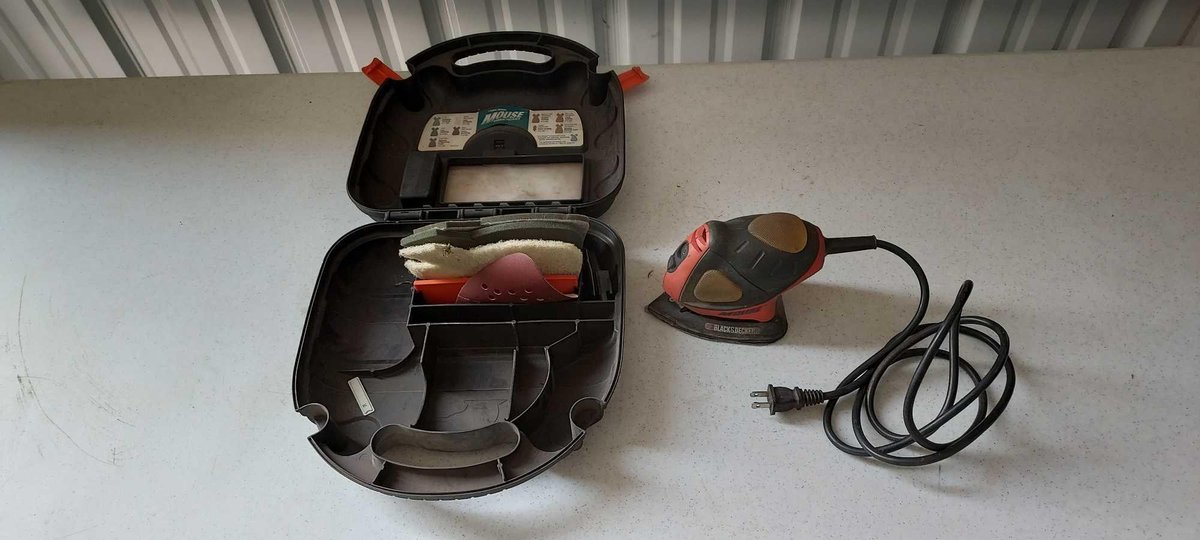 BLACK & DECKER SANDER