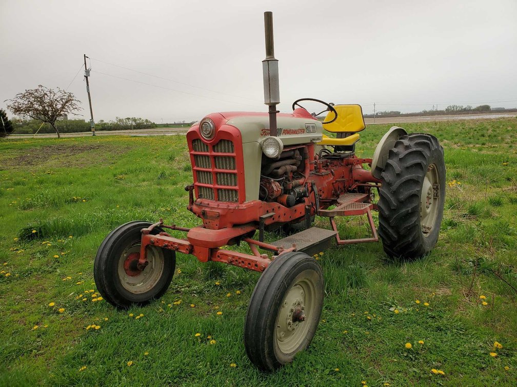 FORD 901 POWERMASTER TRACTOR, 4 CYL GAS ENGINE, WIDE FRONT, 14.9 - 28 REARS, 3 PT, 540 PTO, 1 HYD BA