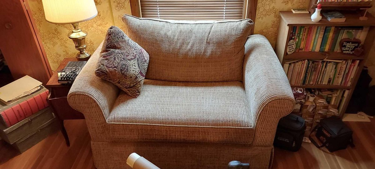 OVERSIZED CHAIR/LOVESEAT/HIDE-A-BED
