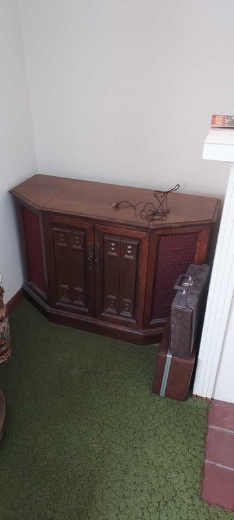 WARD'S AIRLINE STEREOPHONIC HIGH FIDELITY RECORD PLAYER/8-TRACK WITH RECORDS AND 8-TRACKS