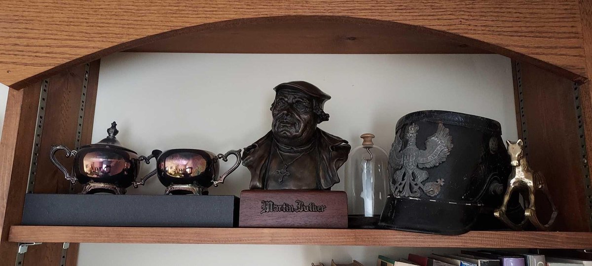 ASSORTMENT OF DECORATIVE HOME DECOR