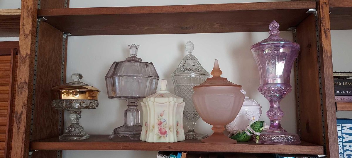 ASSORTMENT VARIOUS DECORATIVE GLASS PIECES
