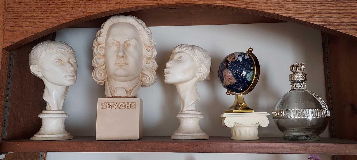 LARGE ASSORTMENT OF VARIOUS DECOR/BOOKENDS