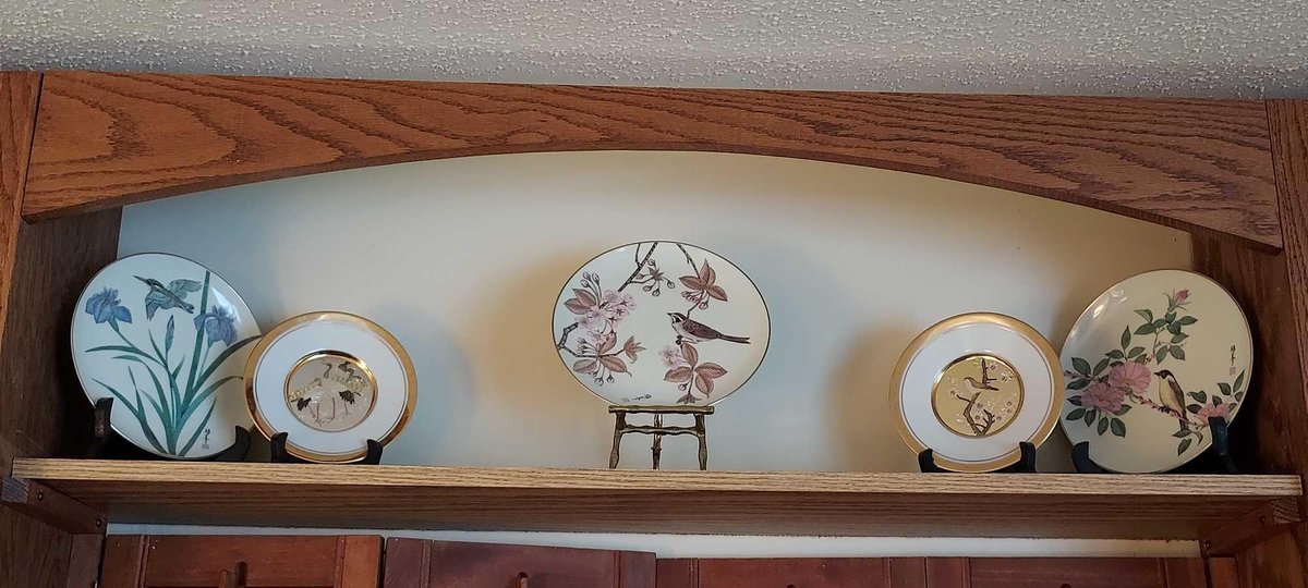 ASSORTMENT OF DECORATIVE PLATES