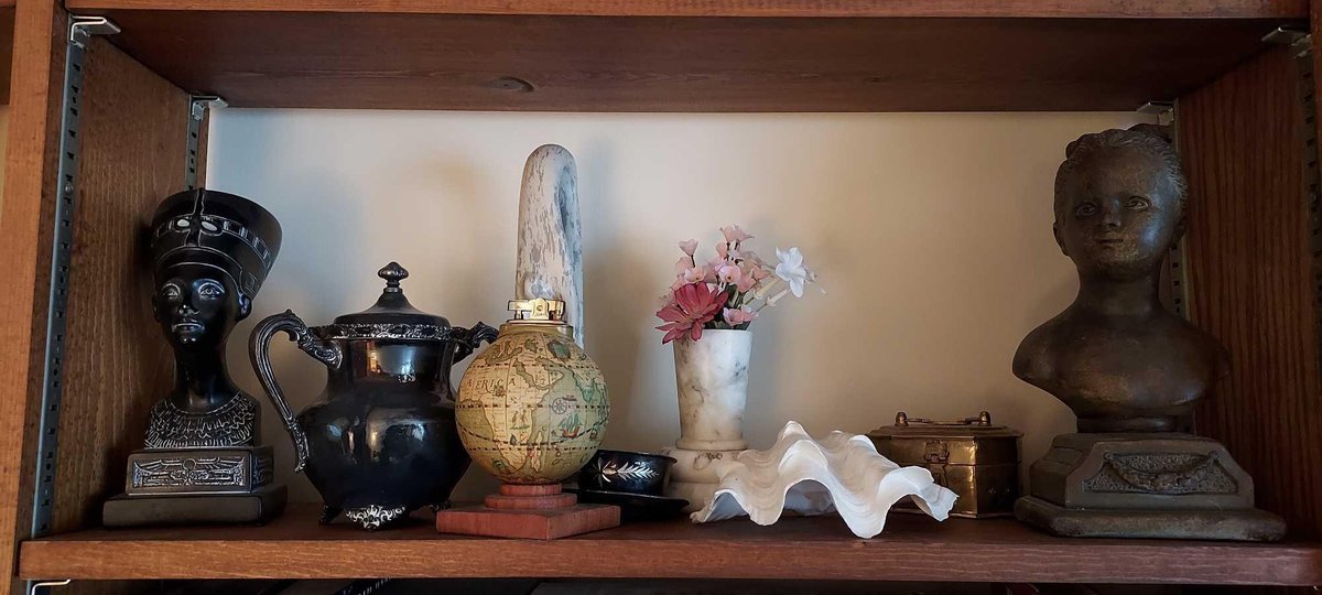 ASSORTMENT OF HOME DECOR/BOOKENDS