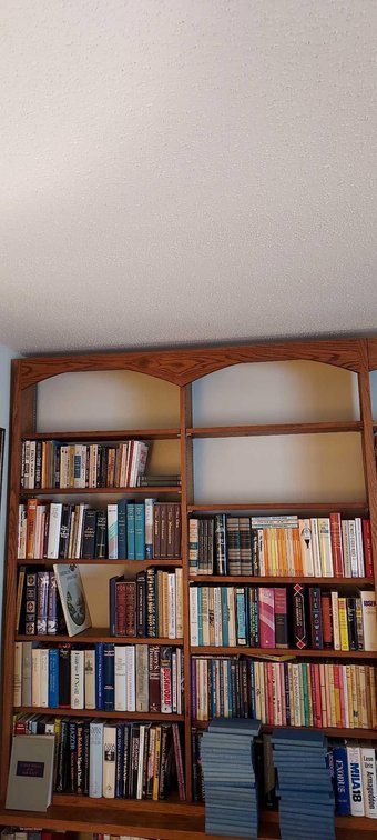 LARGE ASSORTMENT OF VARIOUS BOOKS
