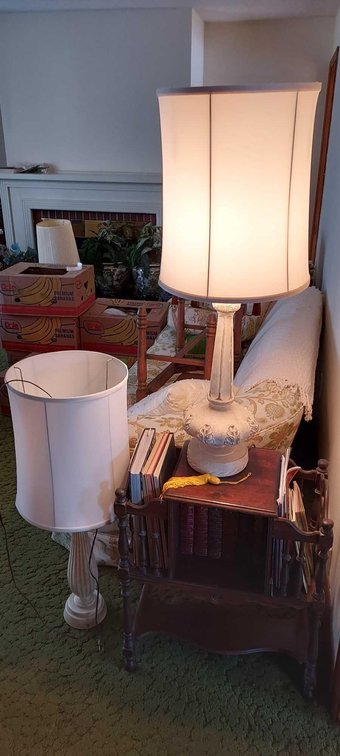 WOODEN END TABLE WITH (2) LAMPS