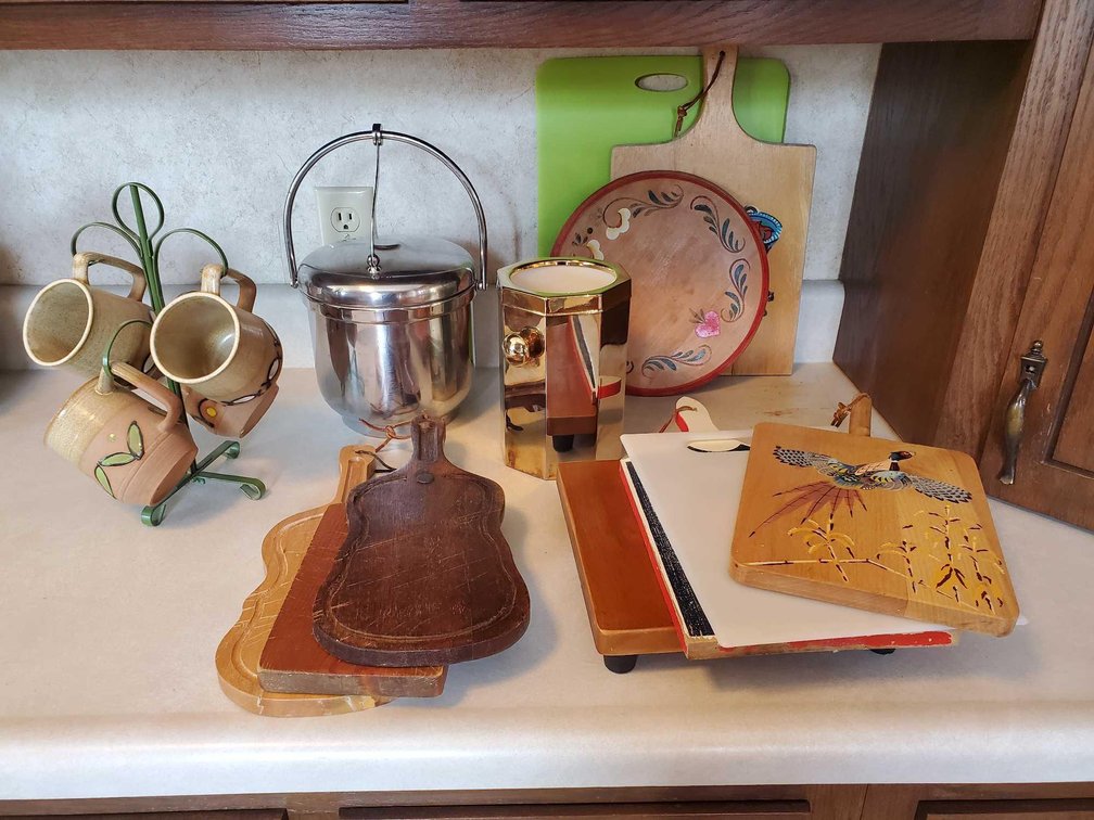CUTTING BOARDS, MUG HANGER, STAINLESS STEEL CONTAINER, AND OTHER CONTAINER