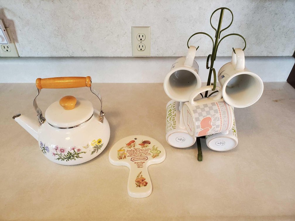 TEAPOT, MUG HANGER, AND A MUSHROOM DISPLAY ITEM