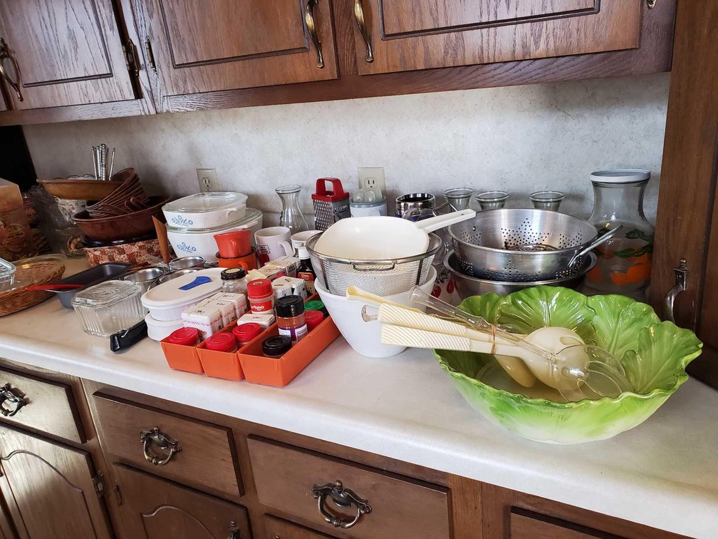 ASSORTMENT OF BAKEWARE, SERVING WARE, BOWLS, CUPS, AND MORE