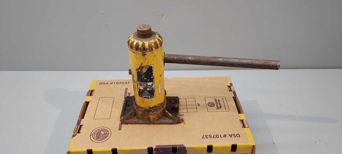 (I-52) 3 TON 5-7/8" HYDRAULIC BOTTLE JACK
