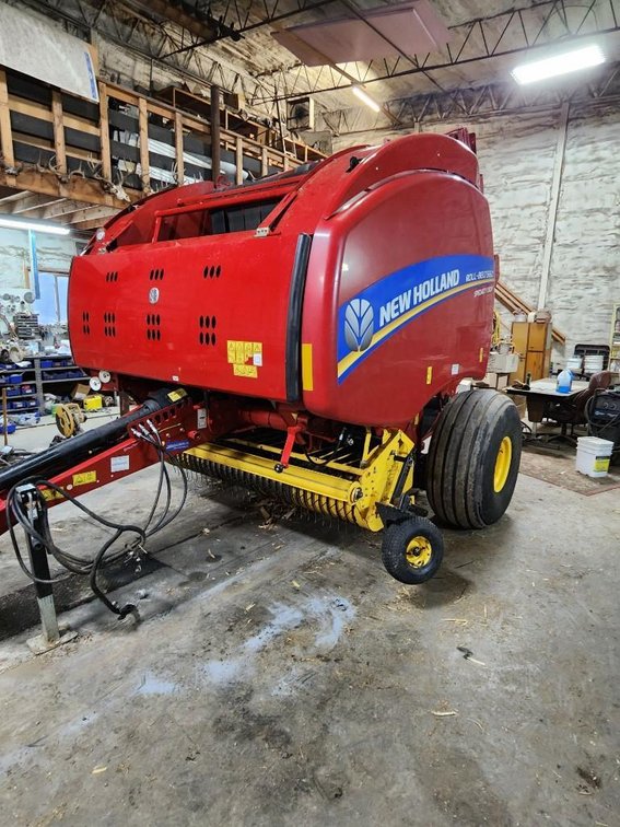 (I-332) (LOCATED NEAR MORRIS) 2014 NEW HOLLAND ROLL-BELT 560 SPECIALTY CROP ROUND BALER, 11,091 BALE