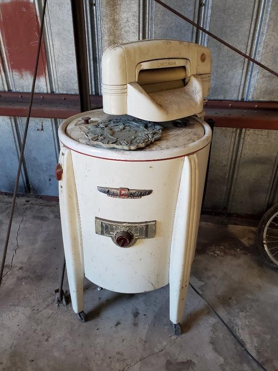 SPEED QUEEN VINTAGE RINGER WASHER (FOR MORE INFO AND LOCATION CALL ROD AT 320-424-1601)