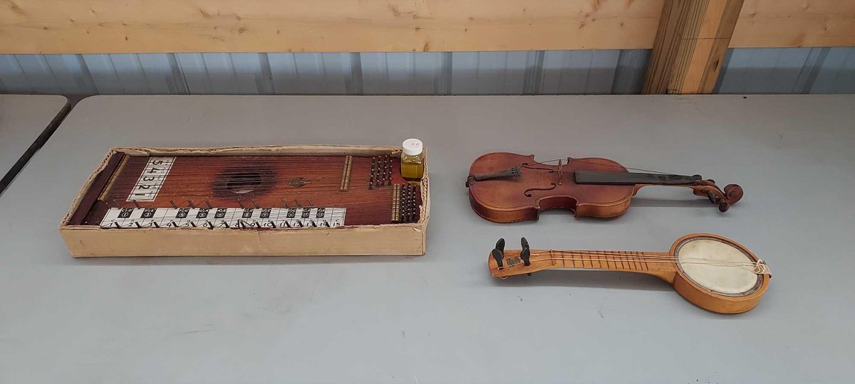 VINTAGE VIOLA AND PIANOETTE PIANOLIN