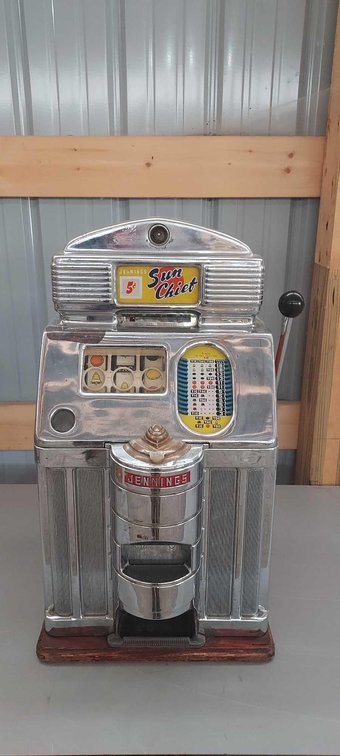 VINTAGE JENNINGS SUN CHIEF NICKEL PLAY SLOT MACHINE (SELLER STATES WORKING CONDITION) (NO KEYS)