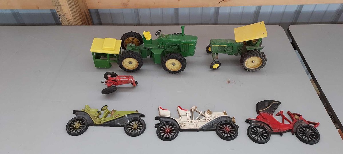 ASSORTMENT OF MODEL TRACTORS AND DECORATIVE WALL HANGERS