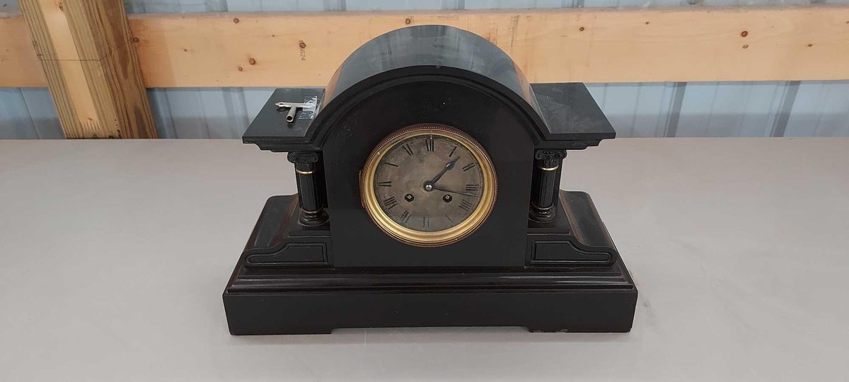DECORATIVE MANTLE CLOCK