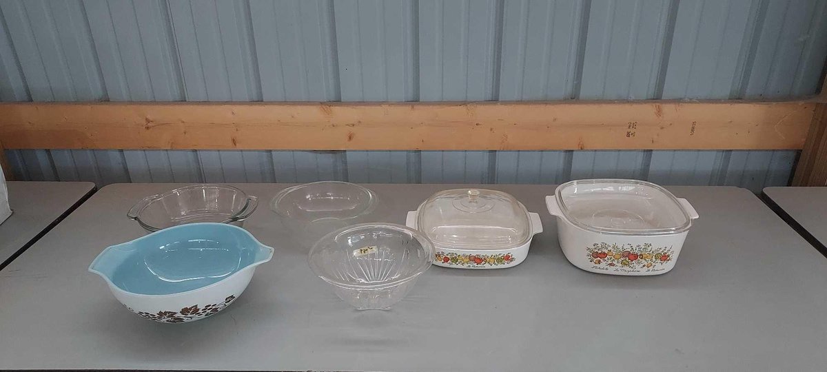 ASSORTMENT OF CASSEROLE DISHES AND OTHER KITCHENWARE