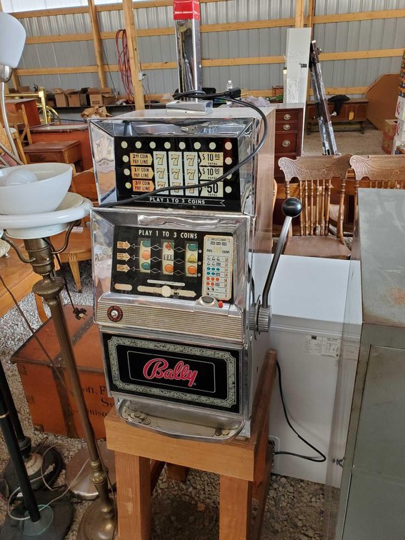 BALLY VINTAGE NICKEL SLOT MACHINE, W/KEYS, SELLER STATES IN WORKING CONDITION
