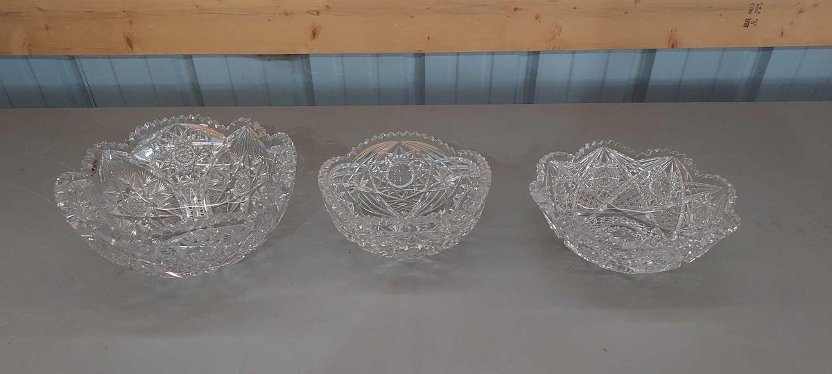 ASSORTMENT OF GLASS KITCHENWARE