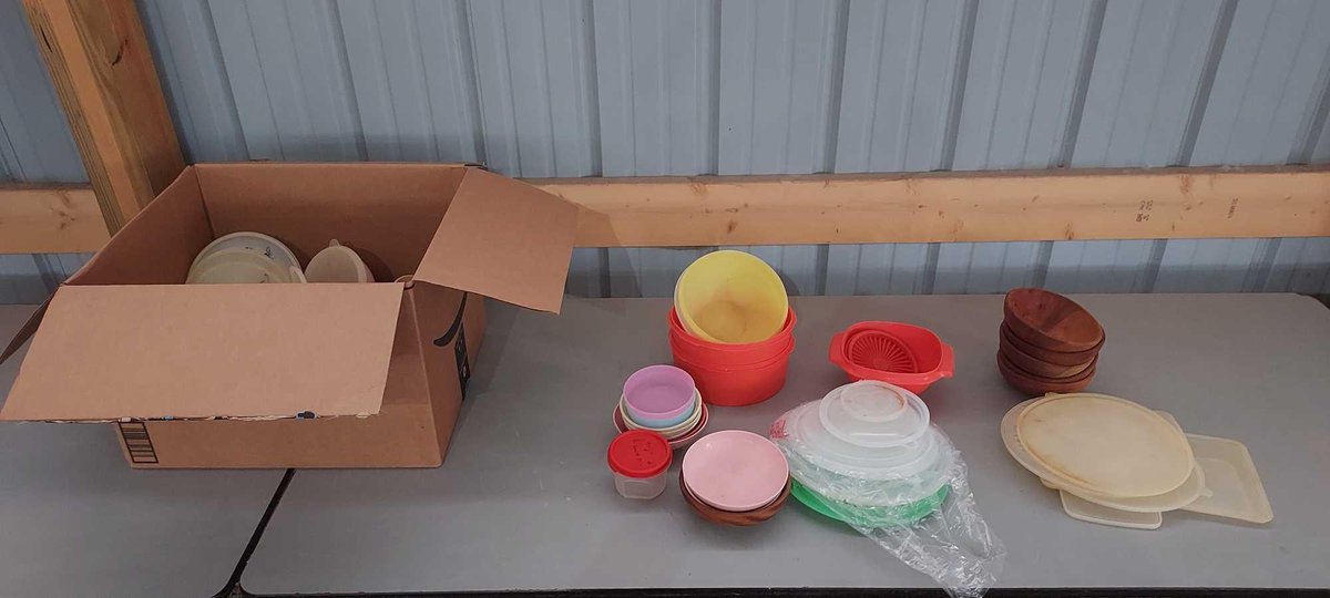 ASSORTMENT OF KITCHENWARE