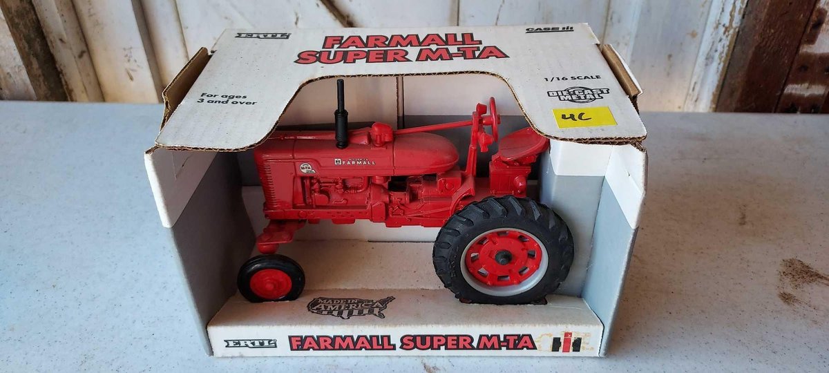 FARMALL SUPER M-TA DIE CAST MODEL 1/16 SCALE