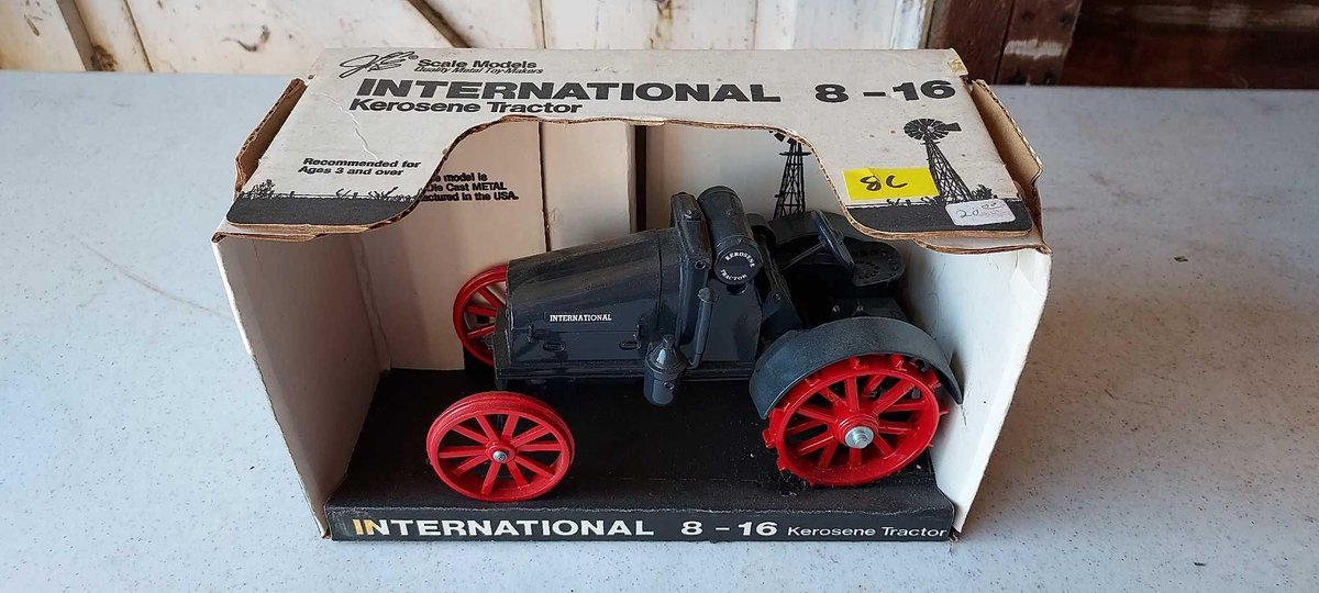 INTERNATIONAL 8-16 KEROSENE TRACTOR DIE-CAST MODEL