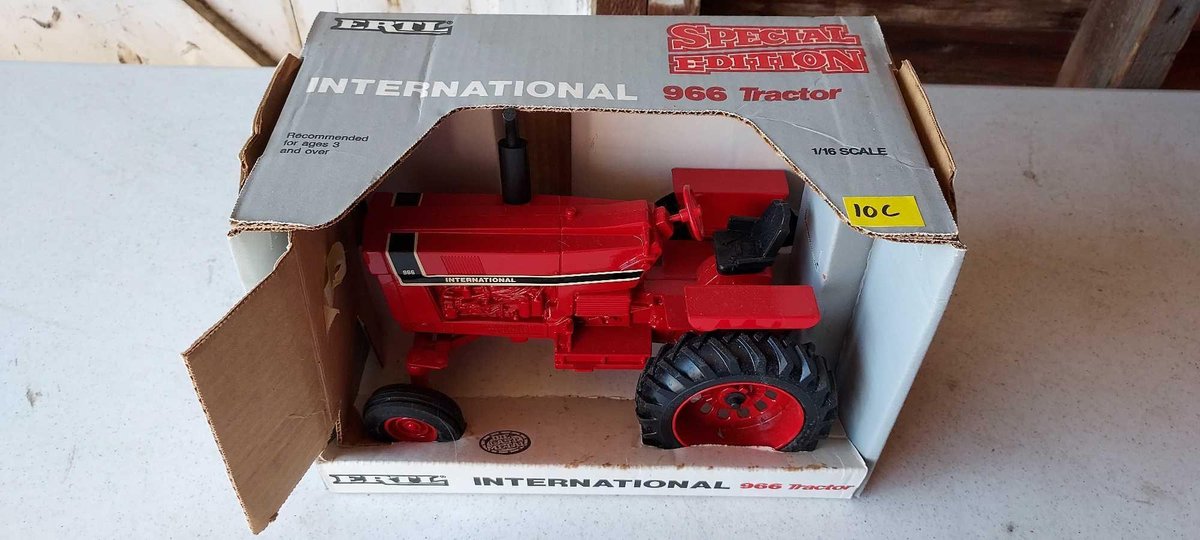 SPECIAL EDITION INTERNATIONAL 966 TRACTOR DIE-CAST MODEL 1/16 SCALE