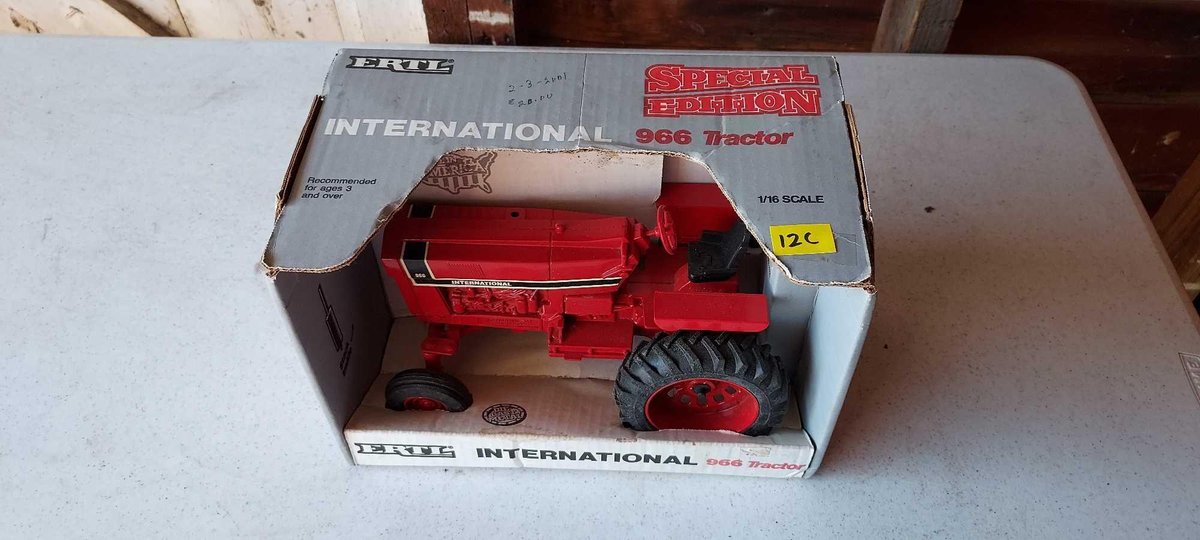 SPECIAL EDITION INTERNATIONAL 966 TRACTOR DIE-CAST MODEL 1/16 SCALE