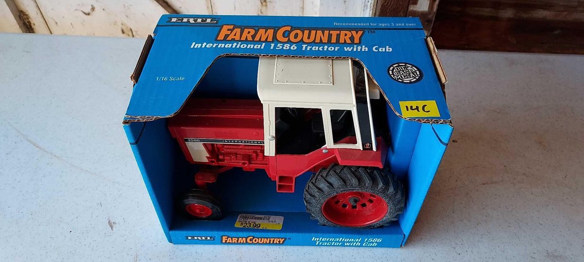 INTERNATIONAL 1586 TRACTOR WITH CAB DIE-CAST MODEL 1/16 SCALE