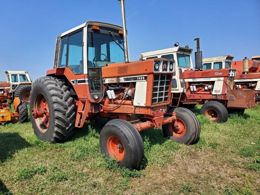 IH 1486, FRONT WEIGHTS, LOADER MOUNTS, DIESEL, 4 SPEED HI/LOW TRANS, 7746 HRS SHOWING, 20.8 R38 REAR