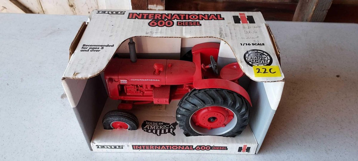 INTERNATIONAL 600 DIESEL DIE-CAST MODEL 1/16 SCALE
