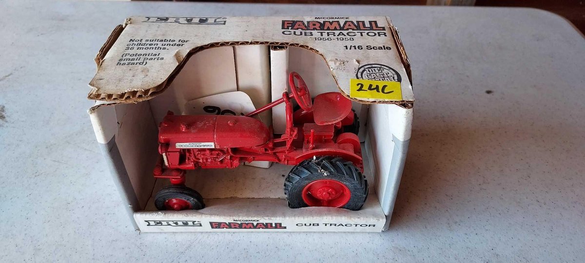 MCCORMICK FARMALL CUB TRACTOR 1956-58 DIE-CAST MODEL 1/16 SCALE