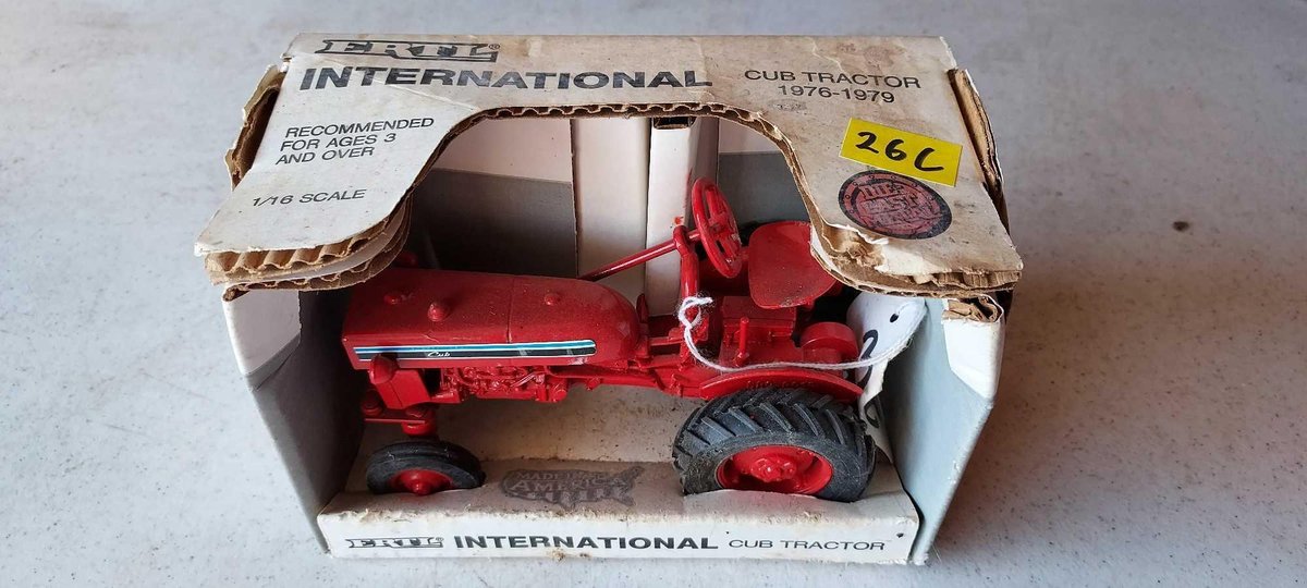 INTERNATIONAL CUB TRACTOR 1976-79 DIE-CAST MODEL 1/16 SCALE