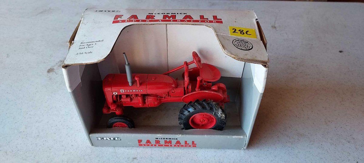 MCCORMICK FARMALL SUPER-A TRACTOR DIE-CAST MODEL 1/16 SCALE