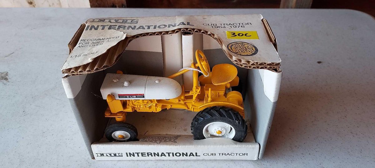 INTERNATIONAL CUB TRACTOR 1964-76 DIE-CAST MODEL 1/16 SCALE