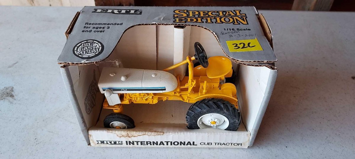 INTERNATIONAL CUB SPECIAL EDITION DIE-CAST MODEL 1/16 SCALE