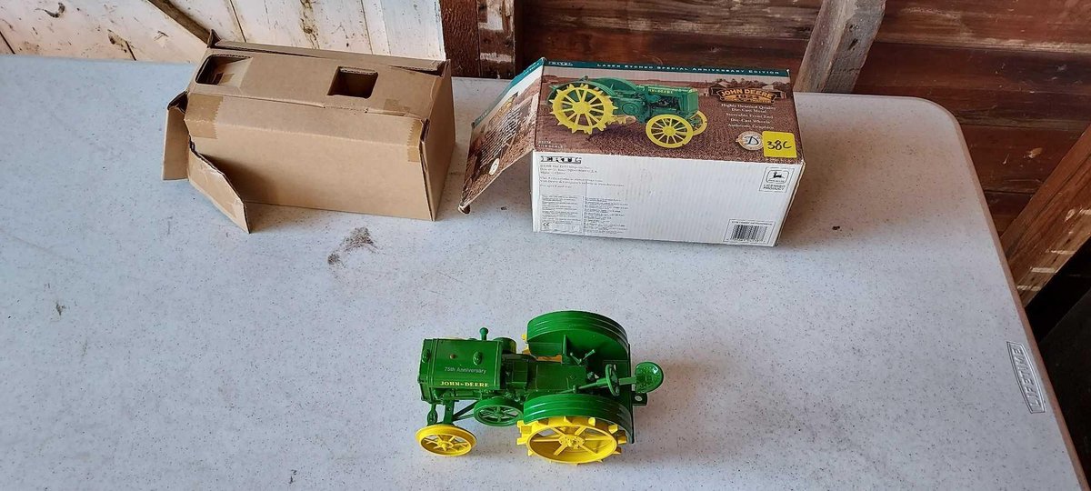 LASER ETCHED SPECIAL ANNIVERSARY EDITION JOHN DEERE 1924 MODEL D TRACTOR DIE-CAST MODEL 1/16 SCALE