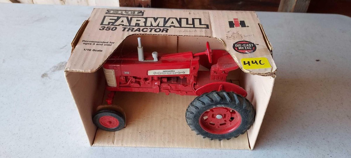 FARMALL 350 TRACTOR DIE-CAST MODEL  1/16 SCALE