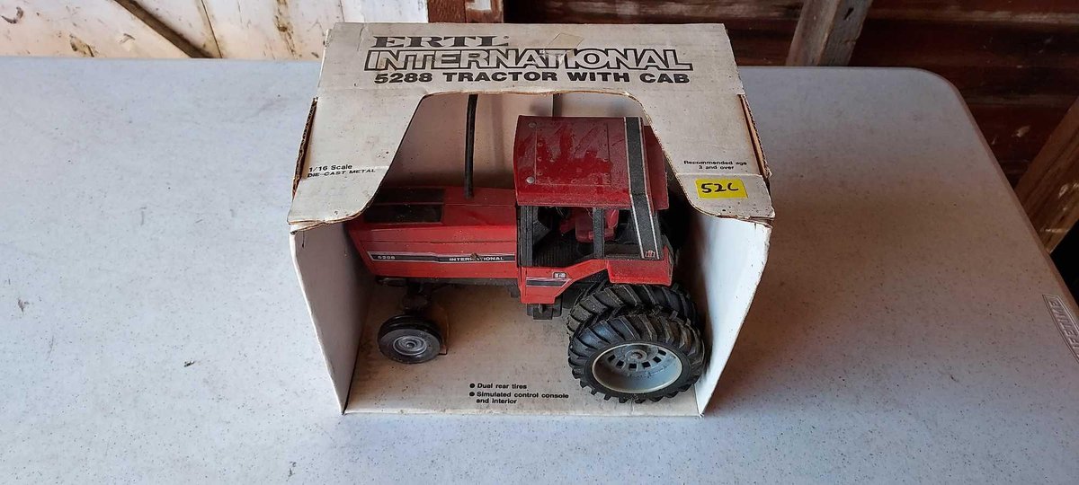 INTERNATIONAL 5288 TRACTOR WITH CAB DIE-CAST MODEL 1/16 SCALE